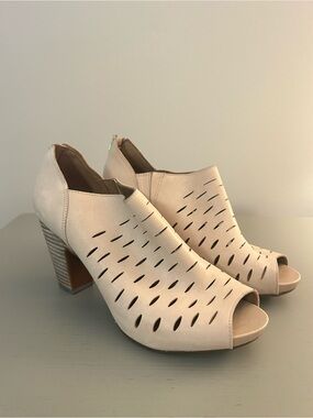 Clarks Beige Peep Toe Cutout Block Heel Booties Size 10
